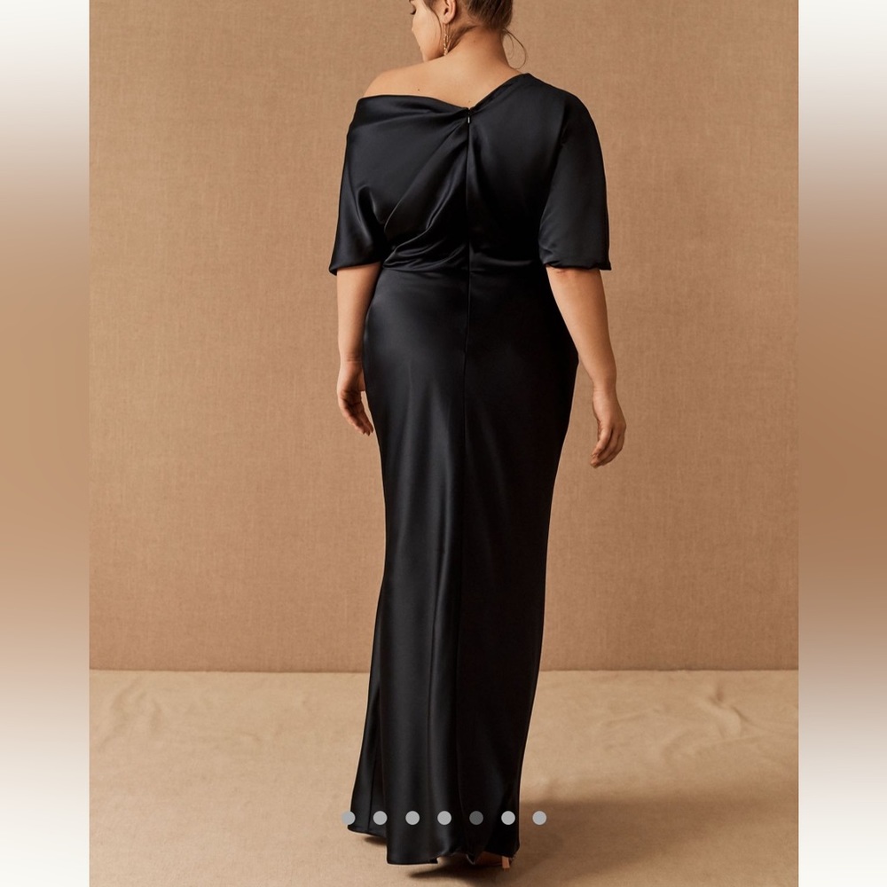Amsale
Draped Off-The-Shoulder Midi-Dress - Picture 11 of 15